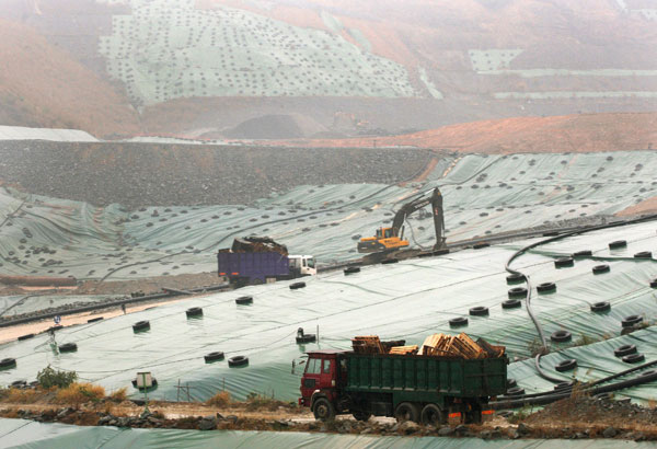 Foul air rises over landfill expansion