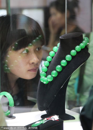 Glittery expo attracts jewelry fans in Shanghai