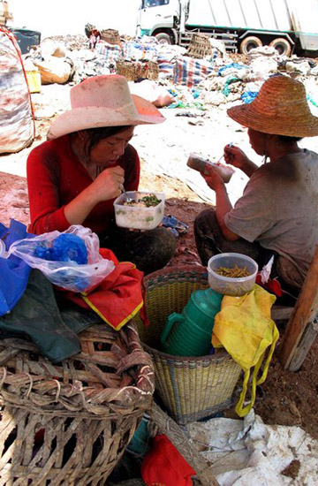 Landfill in Xi'an attracts treasure hunters