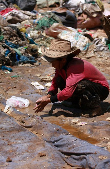 Landfill in Xi'an attracts treasure hunters