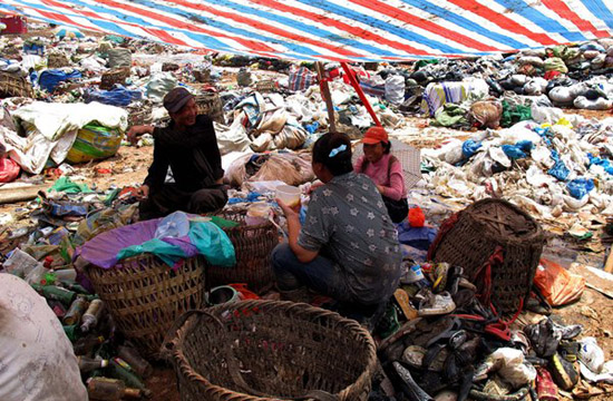 Landfill in Xi'an attracts treasure hunters