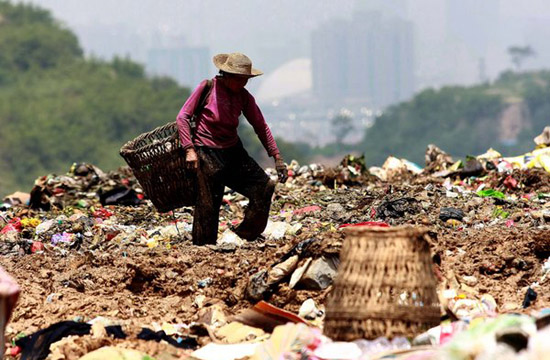 Landfill in Xi'an attracts treasure hunters