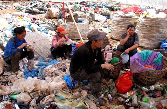 Landfill in Xi'an attracts treasure hunters