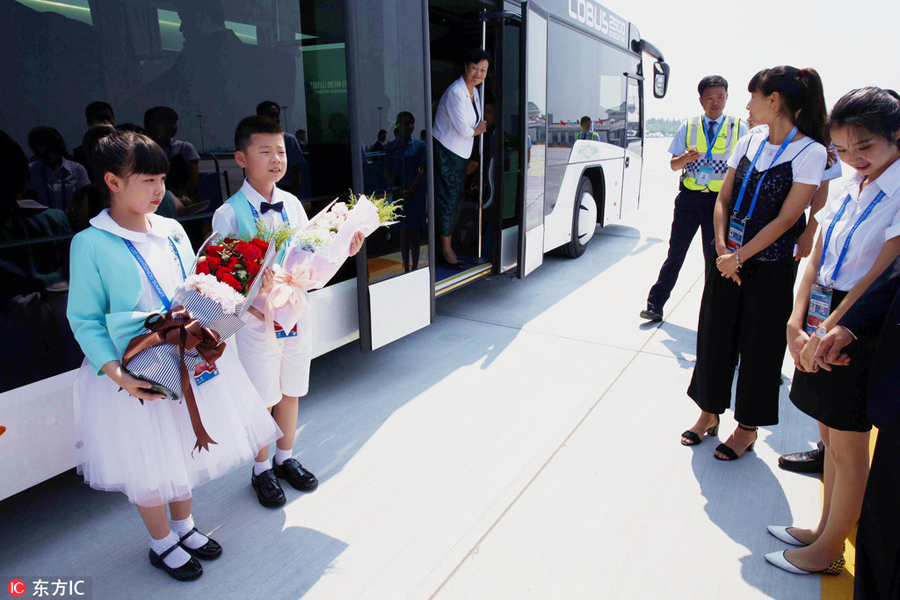 Flower children greet world leaders in Hangzhou