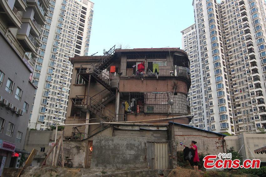 'Nail houses' amid skyscrapers in S China