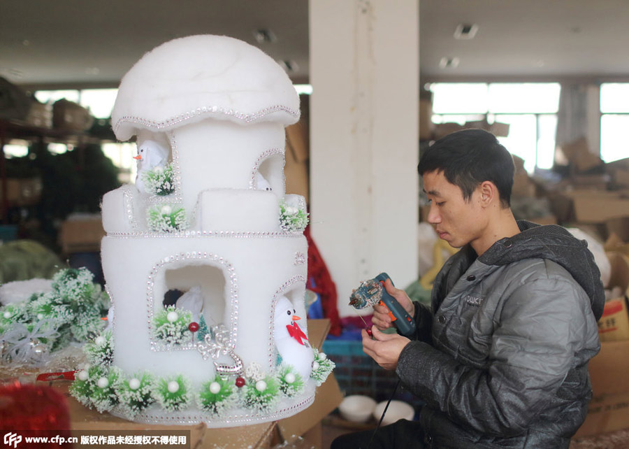 Peek inside China's 'X'mas village' in Yiwu