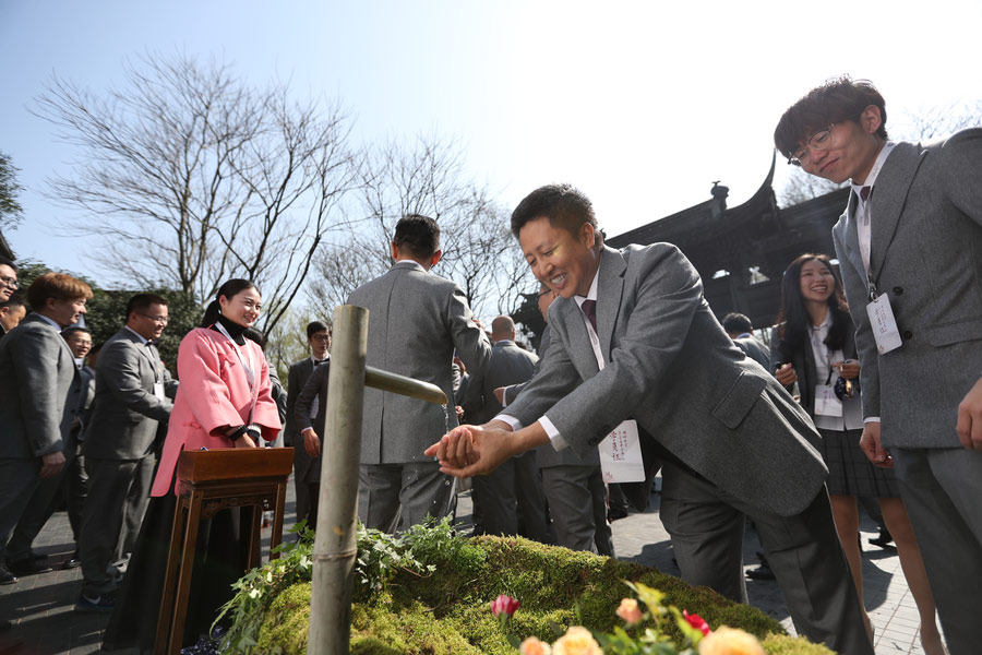 Headmaster Jack Ma greets new students at Hupan College