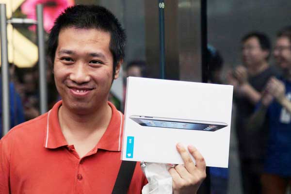 New iPad launch draws crowds