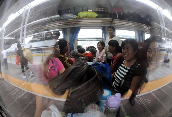 Henan: First cotton pickers' train heads to Xinjiang