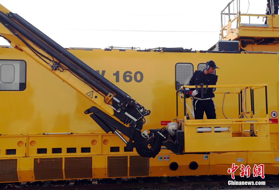 China's first 'bullet train ambulance' unveiled