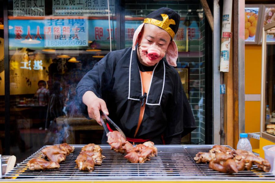 Funny 'pig' outfit helps street vendor boost sales