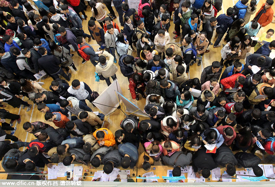 Thousands of college graduates line up to attend job fair in Xi'an