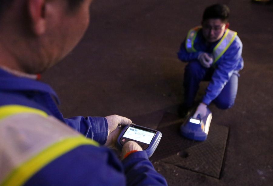 Water pipe 'doctors' do their best work in the night