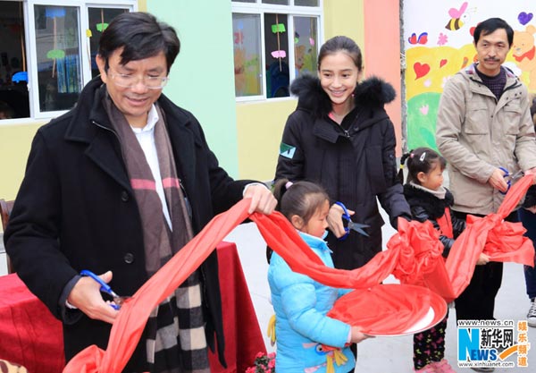 Angelababy visits children in Sichuan