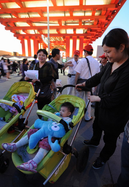 Babies tour the Expo in style