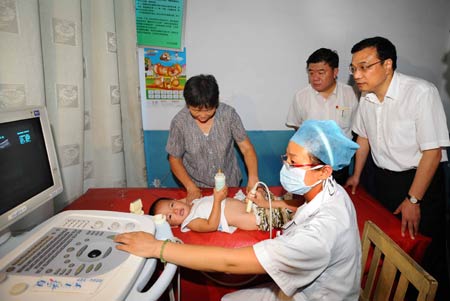 Chinese Vice Premier Li Keqiang had a full schedule on Saturday afternoon as he spent time in north Hebei Province visiting infant patients stricken by tainted milk powder, talking to doctors, dairy farmers and salesman in a local supermarket.