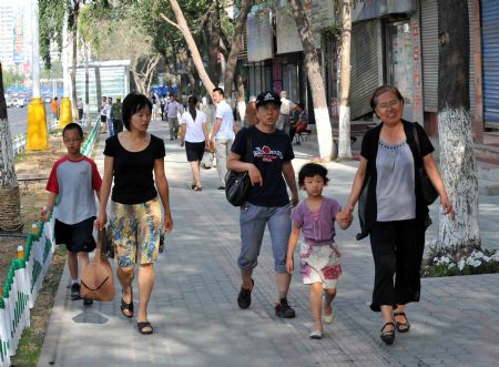 Riot-torn Urumqi lifts curfew as tension remains