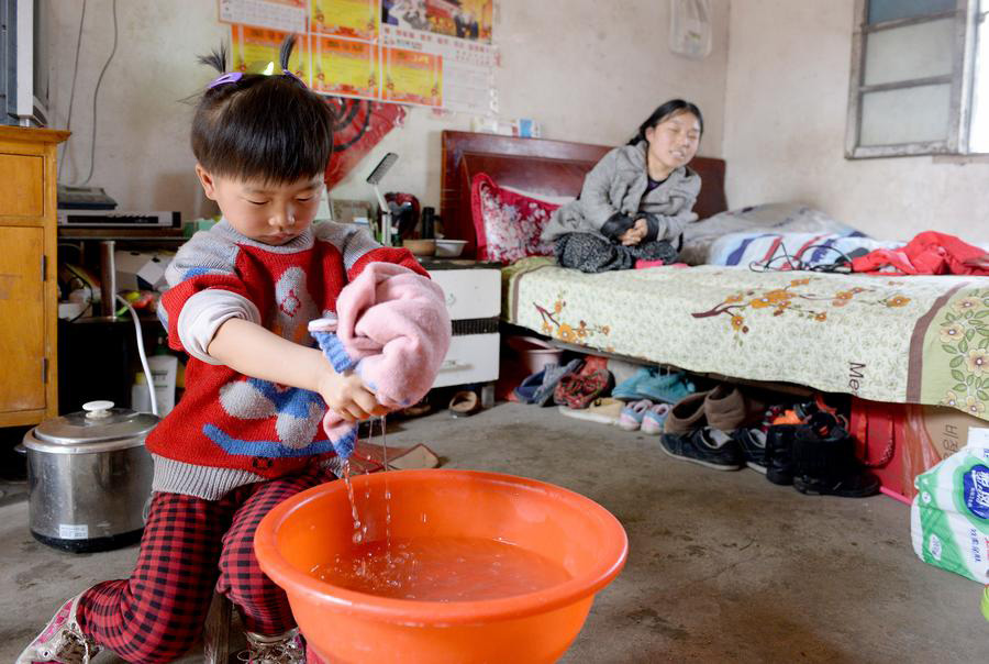 Girl, 5, helps disabled parents around the house