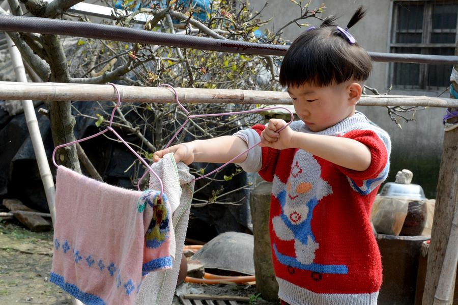 Girl, 5, helps disabled parents around the house