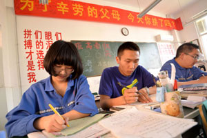 Hypnosis eases <EM>gaokao</EM> examinees' nerves