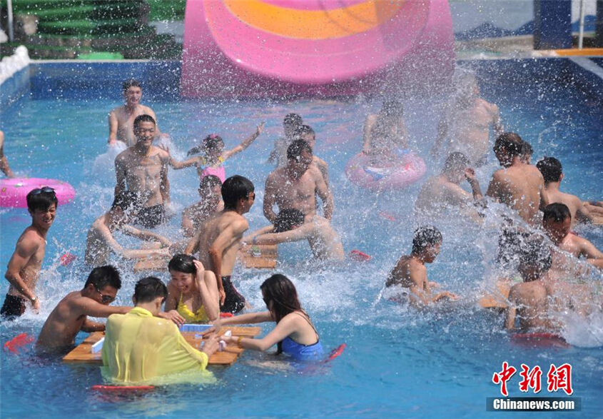 Beating the heat with mahjong, water fights and massage