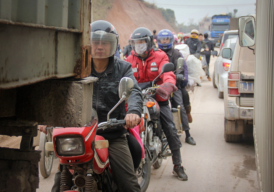 Migrant workers start annual trip home on motorcycles