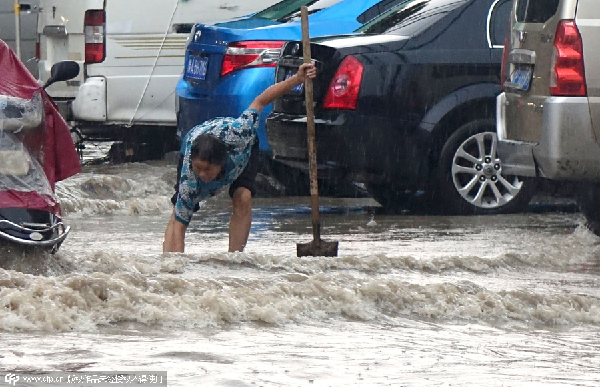 Rainstorm leaves commuters struggling