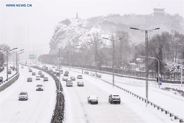 Heavy snow disrupts air traffic, closes schools in Urumqi