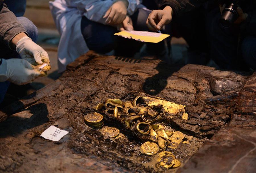 Gold plates indicate tomb's royal Han origin