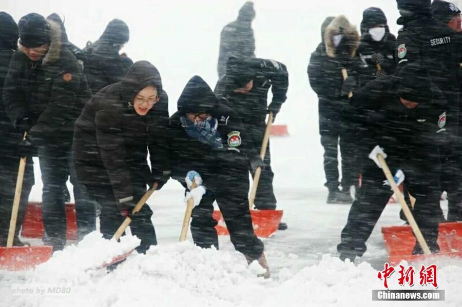 Thousands of passengers stranded at Dalian airport