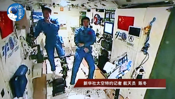 Chinese astronauts accept 1st Earth-space interview