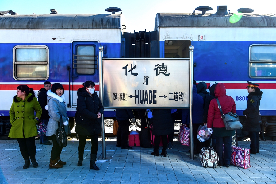 A train of the past: Coal burning, 82 stops and 2.5 yuan tickets