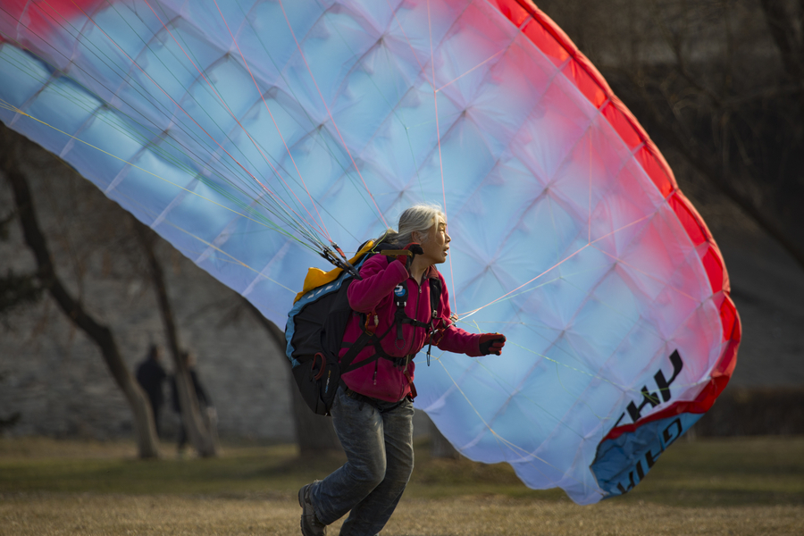 Floating high in the sky: 69-year-old paraglider