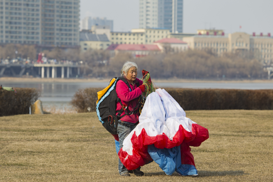 Floating high in the sky: 69-year-old paraglider