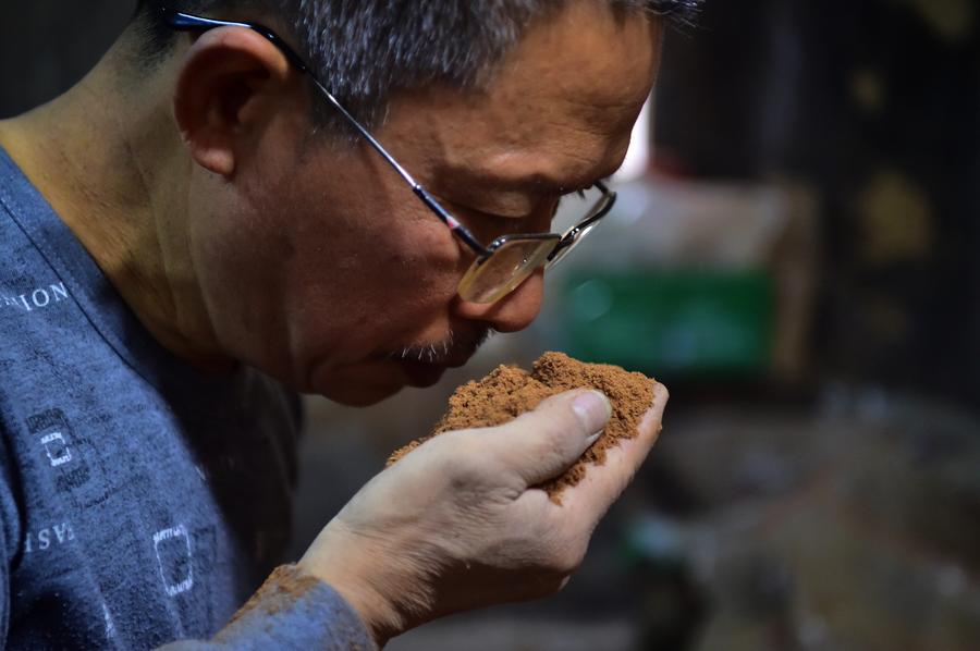 Incense-maker passes on 150-year-old Arabic scent