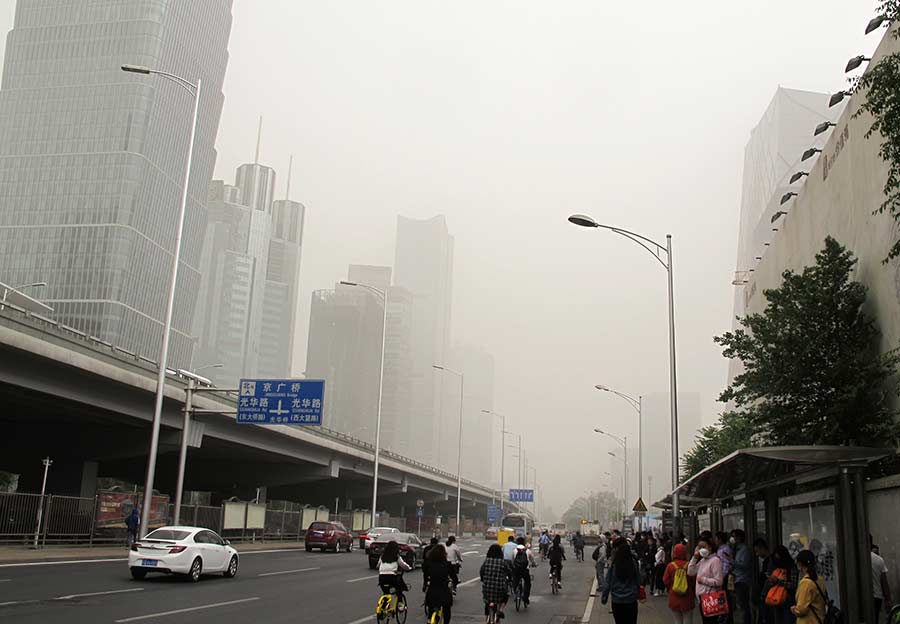 Sandstorm envelops Beijing, air pollution reaches dangerous level