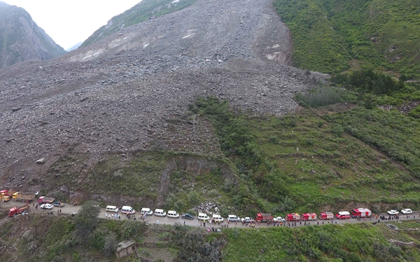 Soldiers and medical team arrive at landslide site for rescue operations