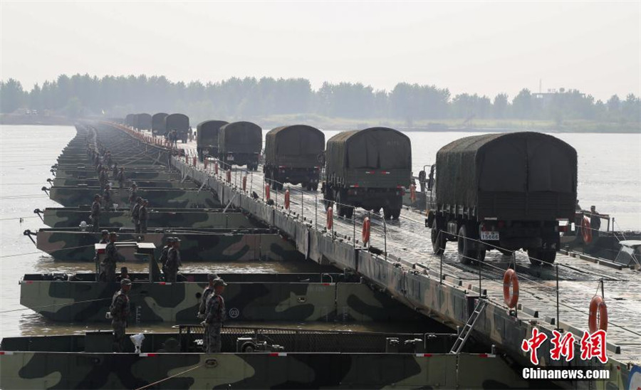 Soldiers build 900-meter-long pontoon in 27 minutes