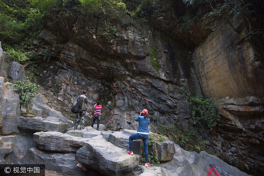 'Egg-laying' cliff attracts online attention in China