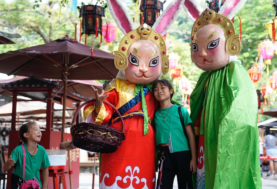 Full moon lightens Mid-Autumn Festival