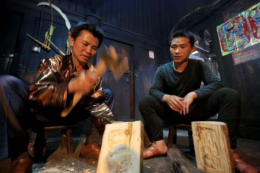 Miao craftsman passes on Manggao mask-making techniques