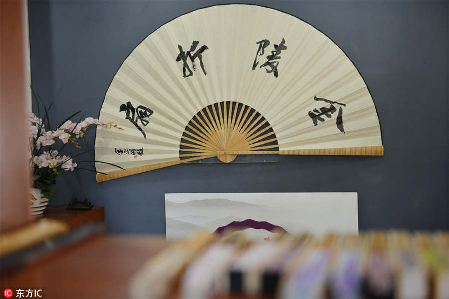 Handmade folding fan of Nanjing is work of art and labor