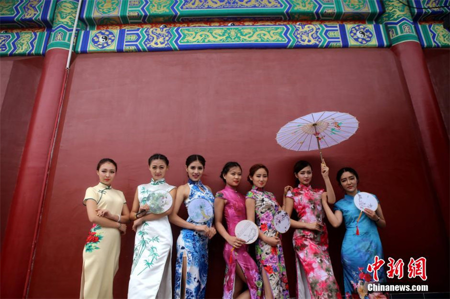 Beauties give cheongsam show on 2,000-meter-high cliff