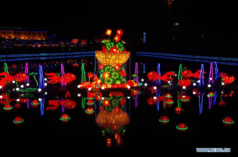 Festival lanterns lit up to greet upcoming Spring Festival in Henan