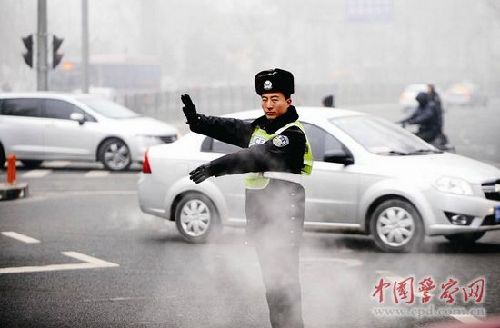 社會各界呼吁：霧霾天，交警執勤應該戴口罩