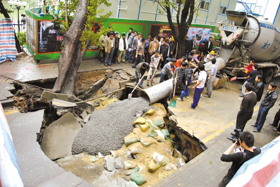 深圳地鐵二號線疑因野蠻施工塌方(圖)