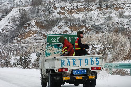 陜西公路部門全力清掃積雪保障公路交通