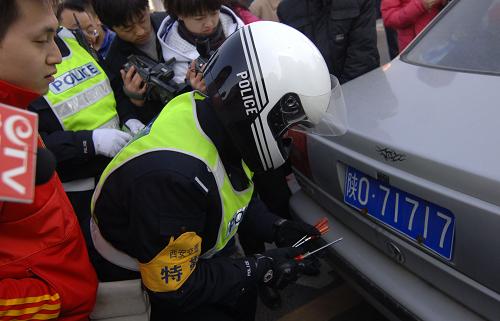 西安嚴查警車違規[組圖]