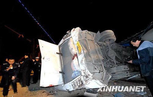 貴陽一輛客車失控墜坡致13人死亡(組圖)