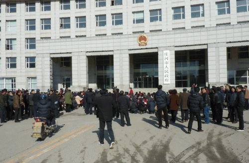 遼寧莊河上千民眾政府前下跪 官方回應